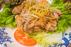 からあげ,唐揚げ,揚げ物,揚げ,カラアゲ,鶏,居酒屋,ツマミ,つまみ,日本食,和食,日本料理,おつまみ,から揚げ,japan,カロリー,レタス,ねぎ,ネギ,葱,サラダ,トマト,tomato,salad