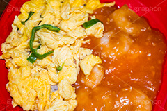 中華丼,エビチリ,海老,えび,エビ,たまご,卵,玉子,ピーマン,中華総菜,中華,炒め,油,おかず,惣菜,つまみ,おつまみ,お惣菜