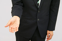 手を差し伸べるサラリーマン,差し伸べる,助け,ヘルプ,ちょうだい,頂戴,help,communication,hand,image,model,suit,男性,モデル,男,青年,手,イメージ,人物,出す,手のひら,コミュニケーション,サラリーマン,ビジネス,スーツ