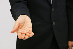 手を差し伸べるサラリーマン,差し伸べる,助け,ヘルプ,ちょうだい,頂戴,help,communication,hand,image,model,suit,男性,モデル,男,青年,手,イメージ,人物,出す,手のひら,コミュニケーション,サラリーマン,ビジネス,スーツ