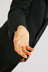 手を差し伸べるサラリーマン,差し伸べる,助け,ヘルプ,ちょうだい,頂戴,help,communication,hand,image,model,suit,男性,モデル,男,青年,手,イメージ,人物,出す,手のひら,コミュニケーション,サラリーマン,ビジネス,スーツ