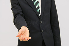 手を差し伸べるサラリーマン,差し伸べる,助け,ヘルプ,ちょうだい,頂戴,help,communication,hand,image,model,suit,男性,モデル,男,青年,手,イメージ,人物,出す,手のひら,コミュニケーション,サラリーマン,ビジネス,スーツ