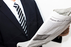 新聞を読むサラリーマン,新聞,英字新聞,英語,読む,日課,情報収集,情報,ニュース,記事,サラリーマン,リーマン,ビジネス,仕事,オフィス,business,work,office,suit,model,hand,image,manner,news,newspaper,english,通勤,朝,スーツ,ネクタイ,背広,男性,モデル,男,青年,ワイシャツ,手,イメージ,職場,人物