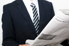 新聞を読むサラリーマン,新聞,英字新聞,英語,読む,日課,情報収集,情報,ニュース,記事,サラリーマン,リーマン,ビジネス,仕事,オフィス,business,work,office,suit,model,hand,image,manner,news,newspaper,english,通勤,朝,スーツ,ネクタイ,背広,男性,モデル,男,青年,ワイシャツ,手,イメージ,職場,人物
