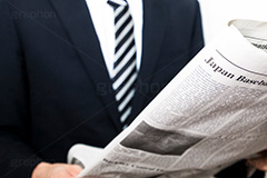 新聞を読むサラリーマン,新聞,英字新聞,英語,読む,日課,情報収集,情報,ニュース,記事,サラリーマン,リーマン,ビジネス,仕事,オフィス,business,work,office,suit,model,hand,image,manner,news,newspaper,english,通勤,朝,スーツ,ネクタイ,背広,男性,モデル,男,青年,ワイシャツ,手,イメージ,職場,人物