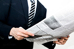 新聞を読むサラリーマン,新聞,英字新聞,英語,読む,日課,情報収集,情報,ニュース,記事,サラリーマン,リーマン,ビジネス,仕事,オフィス,business,work,office,suit,model,hand,image,manner,news,newspaper,english,通勤,朝,スーツ,ネクタイ,背広,男性,モデル,男,青年,ワイシャツ,手,イメージ,職場,人物
