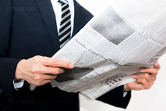 新聞を読むサラリーマン,新聞,英字新聞,英語,読む,日課,情報収集,情報,ニュース,記事,サラリーマン,リーマン,ビジネス,仕事,オフィス,business,work,office,suit,model,hand,image,manner,news,newspaper,english,通勤,朝,スーツ,ネクタイ,背広,男性,モデル,男,青年,ワイシャツ,手,イメージ,職場,人物