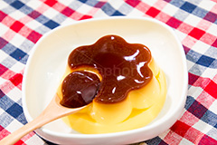 プリンをすくう,プリン,ぷりん,プディング,カラメル,たまご,カップ,デザート,おやつ,スイーツ,菓子,お菓子,焼菓子,焼き菓子,甘い,スプーン,ぷるぷる,プルプル,sweet,pudding,spoon