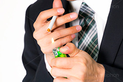 喫煙者,たばこ,タバコ,火,着火,煙草,喫煙,ライター,煙,依存症,一服,休憩,ニコチン,中毒,マナー,ルール,モデル,イメージ,人物,手,男性,男,青年,サラリーマン,リーマン,hand,model,image,cigaret,nicotine,manner,rule