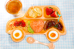 お子様ランチ,お子様メニュー,お子様,ランチ,メニュー,こども,子供,キッズ,プレート,車,お茶,ゆでたまご,ゆで卵,ケチャップライス,ケチャップ,ハンバーグ,パスタ,スパゲッティ,いちご,ポテト,レストラン,洋食,kids,lunch,plate,spoon,car,Hamburg steak,pasta,egg,potato,restaurant