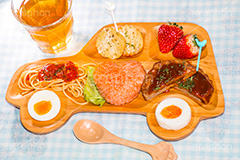 お子様ランチ,お子様メニュー,お子様,ランチ,メニュー,こども,子供,キッズ,プレート,車,お茶,ゆでたまご,ゆで卵,ケチャップライス,ケチャップ,ハンバーグ,パスタ,スパゲッティ,いちご,ポテト,レストラン,洋食,kids,lunch,plate,spoon,car,Hamburg steak,pasta,egg,potato,restaurant