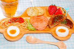 お子様ランチ,お子様メニュー,お子様,ランチ,メニュー,こども,子供,キッズ,プレート,車,お茶,ゆでたまご,ゆで卵,ケチャップライス,ケチャップ,ハンバーグ,パスタ,スパゲッティ,いちご,ポテト,レストラン,洋食,kids,lunch,plate,spoon,car,Hamburg steak,pasta,egg,potato,restaurant