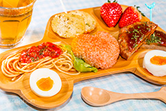 お子様ランチ,お子様メニュー,お子様,ランチ,メニュー,こども,子供,キッズ,プレート,車,お茶,ゆでたまご,ゆで卵,ケチャップライス,ケチャップ,ハンバーグ,パスタ,スパゲッティ,いちご,ポテト,レストラン,洋食,kids,lunch,plate,spoon,car,Hamburg steak,pasta,egg,potato,restaurant