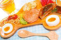 お子様ランチ,お子様メニュー,お子様,ランチ,メニュー,こども,子供,キッズ,プレート,車,お茶,ゆでたまご,ゆで卵,ケチャップライス,ケチャップ,ハンバーグ,パスタ,スパゲッティ,いちご,ポテト,レストラン,洋食,kids,lunch,plate,spoon,car,Hamburg steak,pasta,egg,potato,restaurant