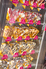 クレープ屋,クレープ,スイーツ,デザート,おやつ,食べ歩き,甘い,スイート,名物,竹下通り,若者,原宿,カルチャー,サブカルチャー,商店街,買い物,ショッピング,店,sweets,dessert,crepe,shopping,culture,fashion,subculture,歩行者天国,派手,流行,先端,トレンド
