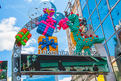竹下通り,若者,ファッション,原宿,カルチャー,サブカルチャー,商店街,買い物,ショッピング,店,shopping,culture,fashion,subculture,歩行者天国,派手,流行,先端,ゴシック,ロリータ,パンク,トレンド,風船,バルーン,balloonart,art,ゲート,gate