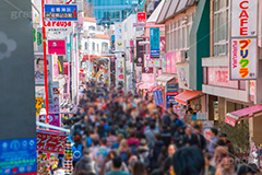 竹下通りの人混み,人混み,人,混雑,混む,竹下通り,若者,ファッション,原宿,カルチャー,サブカルチャー,商店街,買い物,ショッピング,店,雑踏,都会の雑踏,歩行者天国,派手,流行,先端,ゴシック,ロリータ,パンク,トレンド,shopping,culture,fashion,subculture
