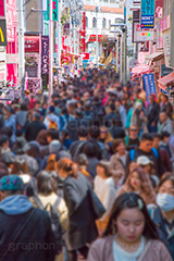 竹下通りの人混み,人混み,人,混雑,混む,竹下通り,若者,ファッション,原宿,カルチャー,サブカルチャー,商店街,買い物,ショッピング,店,雑踏,都会の雑踏,歩行者天国,派手,流行,先端,ゴシック,ロリータ,パンク,トレンド,shopping,culture,fashion,subculture