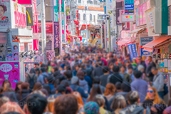 竹下通りの人混み,人混み,人,混雑,混む,竹下通り,若者,ファッション,原宿,カルチャー,サブカルチャー,商店街,買い物,ショッピング,店,雑踏,都会の雑踏,歩行者天国,派手,流行,先端,ゴシック,ロリータ,パンク,トレンド,shopping,culture,fashion,subculture