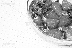 strawberry(モノクロ),モノクロ,白黒,しろくろ,モノクローム,単色画,単彩画,単色
