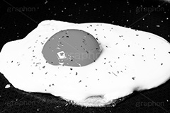 目玉焼き(モノクロ),モノクロ,白黒,しろくろ,モノクローム,単色画,単彩画,単色