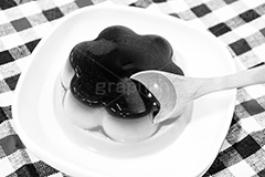 おやつ(モノクロ),モノクロ,白黒,しろくろ,モノクローム,単色画,単彩画,単色