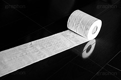 転がる(モノクロ),モノクロ,白黒,しろくろ,モノクローム,単色画,単彩画,単色