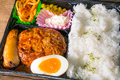 ハンバーグ弁当,半熟卵,たまご,ハンバーグ,バーグ,肉,ポテト,スパゲッティ,コーン,ポテサラ,ポテトサラダ,付け合わせ,弁当,べんとう,コンビニ,惣菜,焼き,洋食,ご飯,ごはん,白飯,hamburg,rice