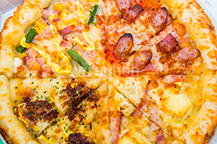 出前のピザ,ピザ,ソーセージ,ウインナー,チーズ,アスパラ,ベーコン,マヨネーズ,マヨ,ピッツァ,照り焼き,テリヤキ,てりやき,洋食,ピザパ,出前,デリバリー,お届け,ジャンキー,カロリー,ファーストフード,ファストフード,ジャンクフード,pizza