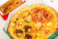 出前のピザ,ピザ,ソーセージ,ウインナー,チーズ,アスパラ,ベーコン,マヨネーズ,マヨ,ピッツァ,照り焼き,テリヤキ,てりやき,洋食,ピザパ,出前,デリバリー,お届け,ジャンキー,カロリー,ファーストフード,ファストフード,ジャンクフード,pizza