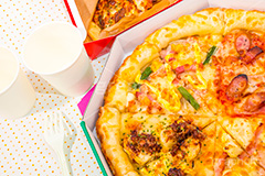 ピザ,ソーセージ,ウインナー,チーズ,アスパラ,ベーコン,マヨネーズ,マヨ,ピッツァ,照り焼き,テリヤキ,てりやき,pizza,洋食,ピザパ,出前,デリバリー,お届け,ジャンキー,カロリー,紙コップ,フォーク,ファーストフード,ファストフード,ジャンクフード