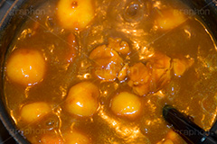 煮込み中のカレー,煮込む,カレーライス,カレー,カリー,curry,辛い,スパイス,夕飯,夕食,家庭の味,にんじん,ニンジン,じゃがいも,ジャガイモ,タマネギ,玉ねぎ,玉葱,鶏肉,チキン,ルー,クッキング,キッチン,kitchen,cooking,台所,コンロ,調理