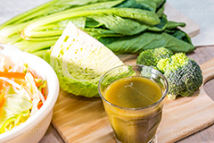 たくさんの野菜とグリーンスムージー,たくさん,グリーンスムージー,朝食,ブレックファースト,breakfast,morning,smoothy,モーニング,スムージー,飲み物,ドリンク,drink,fruit,diet,野菜,フルーツ,健康,ダイエット,ヘルスケア,調理,台所,キッチン,クッキング,kitchen,cooking,まな板,摂取,栄養,にんじん,人参,ニンジン,きゃべつ,キャベツ,ブロッコリー,チンゲン菜,チンゲンサイ