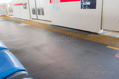 駅のホーム,駅,ホーム,電車,通勤,通学,マナー,ルール,train,rule,manner,黄色い線,ホームドア,注意