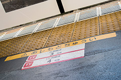 あしもとちゅうい,足元,危険,事故,並ぶ,駅のホーム,駅,ホーム,電車,通勤,通学,マナー,ルール,train,rule,manner,黄色い線,ホームドア,注意