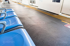 ホームのベンチ,ベンチ,休憩,座る,駅のホーム,駅,ホーム,電車,通勤,通学,マナー,ルール,train,rule,manner,黄色い線,ホームドア,注意