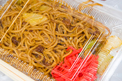 パックに入った出店の焼きそば,出店,屋台,祭り,まつり,パック,焼きそば,ヤキソバ,やきそば,野菜,キャベツ,きゃべつ,炒め,麺類,国民食,ソース,香ばしい,和食,日本食,日本料理,こってり,コッテリ,ソウルフード,粉もん,japan,紅しょうが,縁日