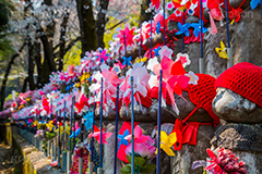 千躰子育地蔵尊,増上寺,芝公園,浄土宗,地蔵,お地蔵さん,子育て,安産,子供,こども,祈願,頭巾,赤い頭巾,風車,並ぶ,多い,大量,寺院,寺,参拝,重要文化財,文化財,港区,japan,temple