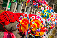 千躰子育地蔵尊,増上寺,芝公園,浄土宗,地蔵,お地蔵さん,子育て,安産,子供,こども,祈願,頭巾,赤い頭巾,風車,並ぶ,多い,大量,寺院,寺,参拝,重要文化財,文化財,港区,japan,temple