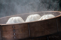 中華まん,中華,中国料理,中華料理,点心,肉まん,豚まん,あつあつ,熱々,食べ歩き,蒸す,蒸し器,湯気,冬,winter