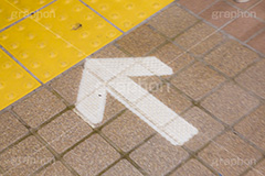 タイルに書かれた矢印,タイル,書く,描く,矢印,黄色い線,地下鉄,地面,tile,arrow