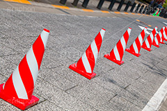 道路に並べられたパイロン,道路,並べる,パイロン,カラーコーン,真っ赤,駐車禁止,駐輪禁止,コーン,交通,立入禁止,立ち入り禁止,禁止,注意,警告,rule,manner