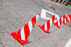 道路に並べられたパイロン,道路,並べる,パイロン,カラーコーン,真っ赤,駐車禁止,駐輪禁止,コーン,交通,立入禁止,立ち入り禁止,禁止,注意,警告,rule,manner
