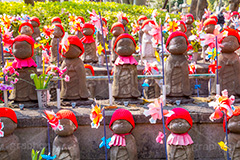 千躰子育地蔵尊,増上寺,芝公園,浄土宗,地蔵,お地蔵さん,子育て,安産,子供,こども,祈願,頭巾,赤い頭巾,風車,並ぶ,多い,大量,寺院,寺,参拝,重要文化財,文化財,港区,japan,temple,和