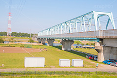 北総鉄道江戸川橋梁,北総鉄道,鉄道,電車,線路,橋,橋梁,江戸川河川敷,江戸川,河川,河川敷,グラウンド,スポーツ,一級河川,歩道,散歩,ハイキング,ウォーキング,ランニング,hiking,walking,sports,running,ground,草むら,雑草,葛飾区,江戸川区