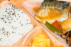 さば味噌弁当,サバ,さば,鯖,サバ味噌,みそ煮,味噌煮,弁当,惣菜,お惣菜,生姜,光物,ご飯,白米,煮物,ひじき,玉子焼き,卵焼き,和食,日本食,青魚,中性脂肪,コレステロール,DHA,rice