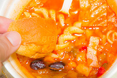 ミネストローネにパン,パン,つけ,ミネストローネ,トマト,イタリア,野菜スープ,スープ,真っ赤,タマネギ,ジャガイモ,ニンジン,キャベツ,ズッキーニ,ベーコン,パスタ,ショートパスタ,コンビニ,スプーン,温か,あったか,soup,Italian,minestrone,pasta,spoon