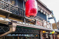 柴又帝釈天参道商店街,柴又門前商店街,商店街,露店,買い物,ソウルフード,名物,お土産,団子,だんご,草団子,柴又帝釈天,葛飾区,柴又,寺院,寺,お参り,参拝,寅さん,映画,帝釈天,観光,japan,下町,ロマン,神明会
