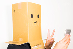 自撮りするダンボールサラリーマン,自撮り,セルフィ,ピース,スマホ,スマートフォン,写真,写メ,SNS,ダンボールサラリーマン,ダンボール,段ボール,箱,顔,シュール,バカ,被る,サラリーマン,リーマン,ビジネス,仕事,business,work,suit,model,image,スーツ,ネクタイ,男性,モデル,男,青年,イメージ,人物,立つ,リサイクル,recycle,おもしろ,面白い,謎
