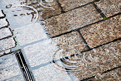 水溜まり,水たまり,みずたまり,地面,雨,あめ,レイン,tile,rain,タイル,梅雨,つゆ,小雨,雨の日,波紋